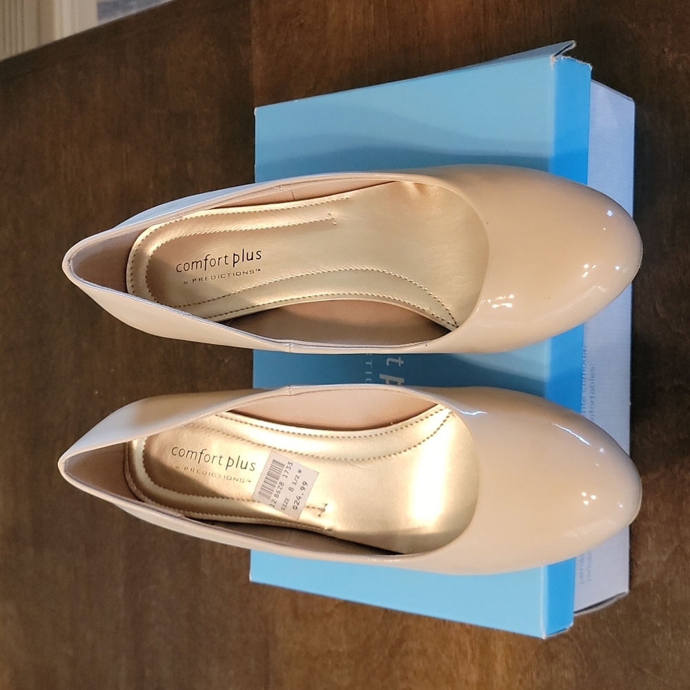 Like new, nude pumps